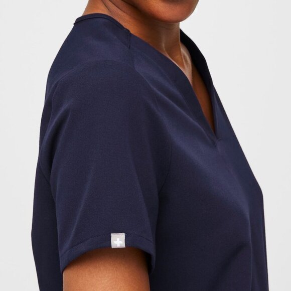 NWT FIGS Casma Three-Pocket Scrub Top in Color Navy - Size 2XL - Picture 6 of 11